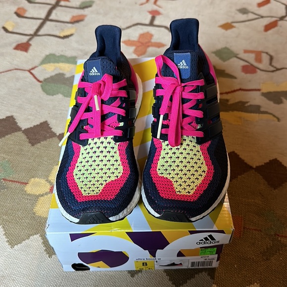LIKE NEW- Women’s ultra boost 1.0 size 8 - Picture 5 of 5